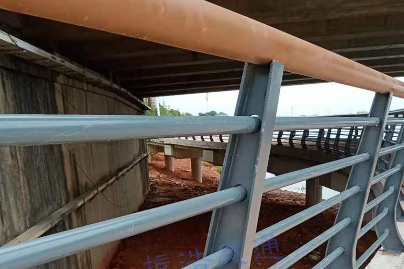 Pagar pembatas sungai