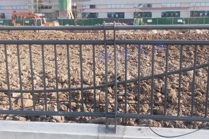 Pagar pembatas baja seng