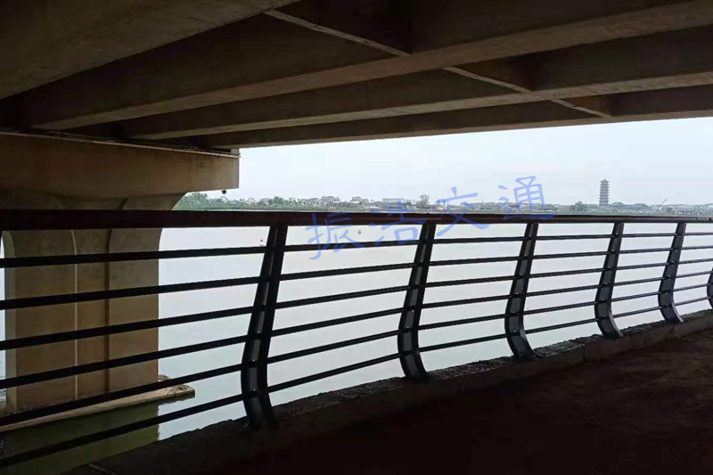 Pagar pembatas sungai