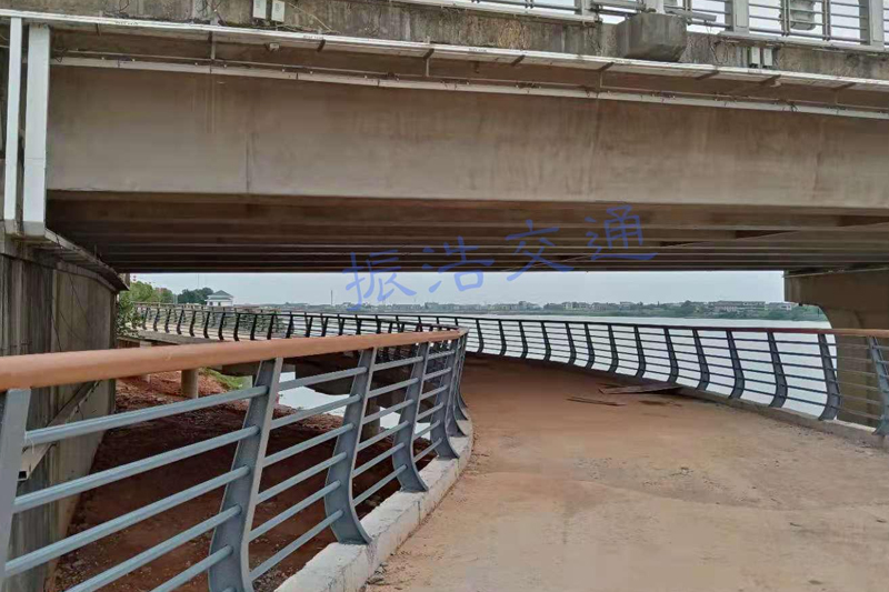 Pagar pembatas sungai