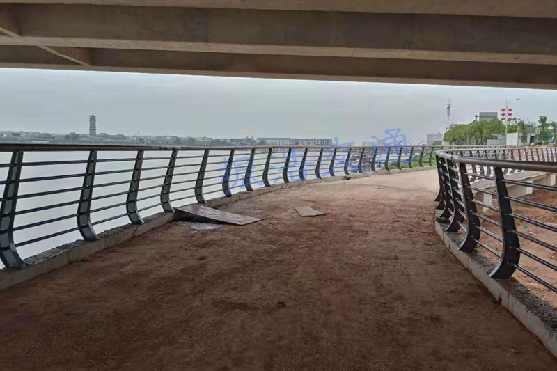 Pagar pembatas sungai