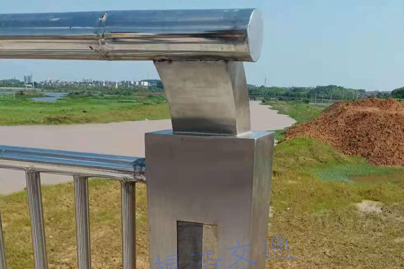 Pagar pembatas sungai