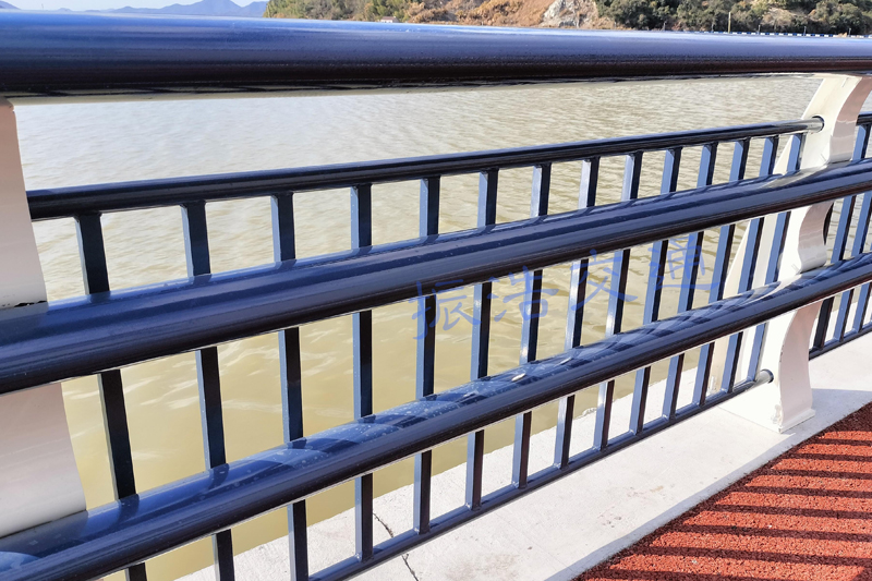 Pagar pembatas jembatan