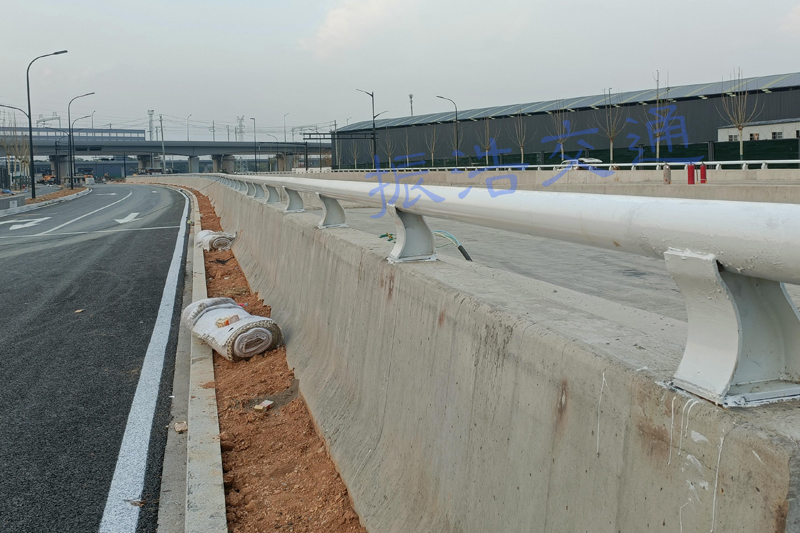 Pagar pembatas pipa baja