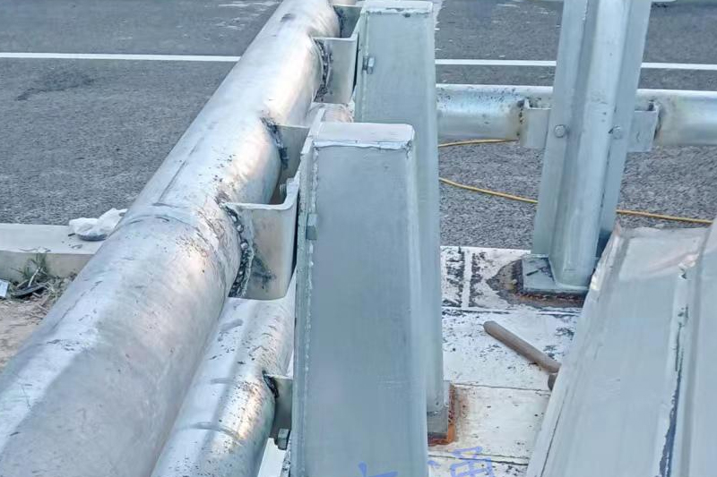 Pagar pembatas jembatan