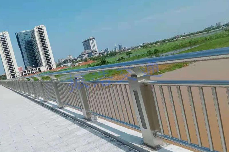 Pagar pembatas sungai