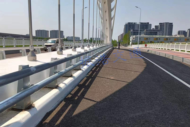 Pagar pembatas jembatan