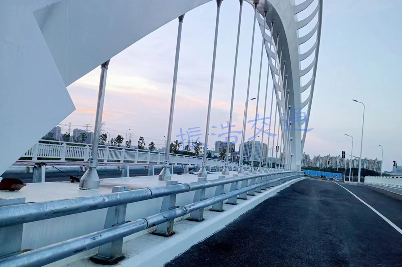 Pagar pembatas jembatan